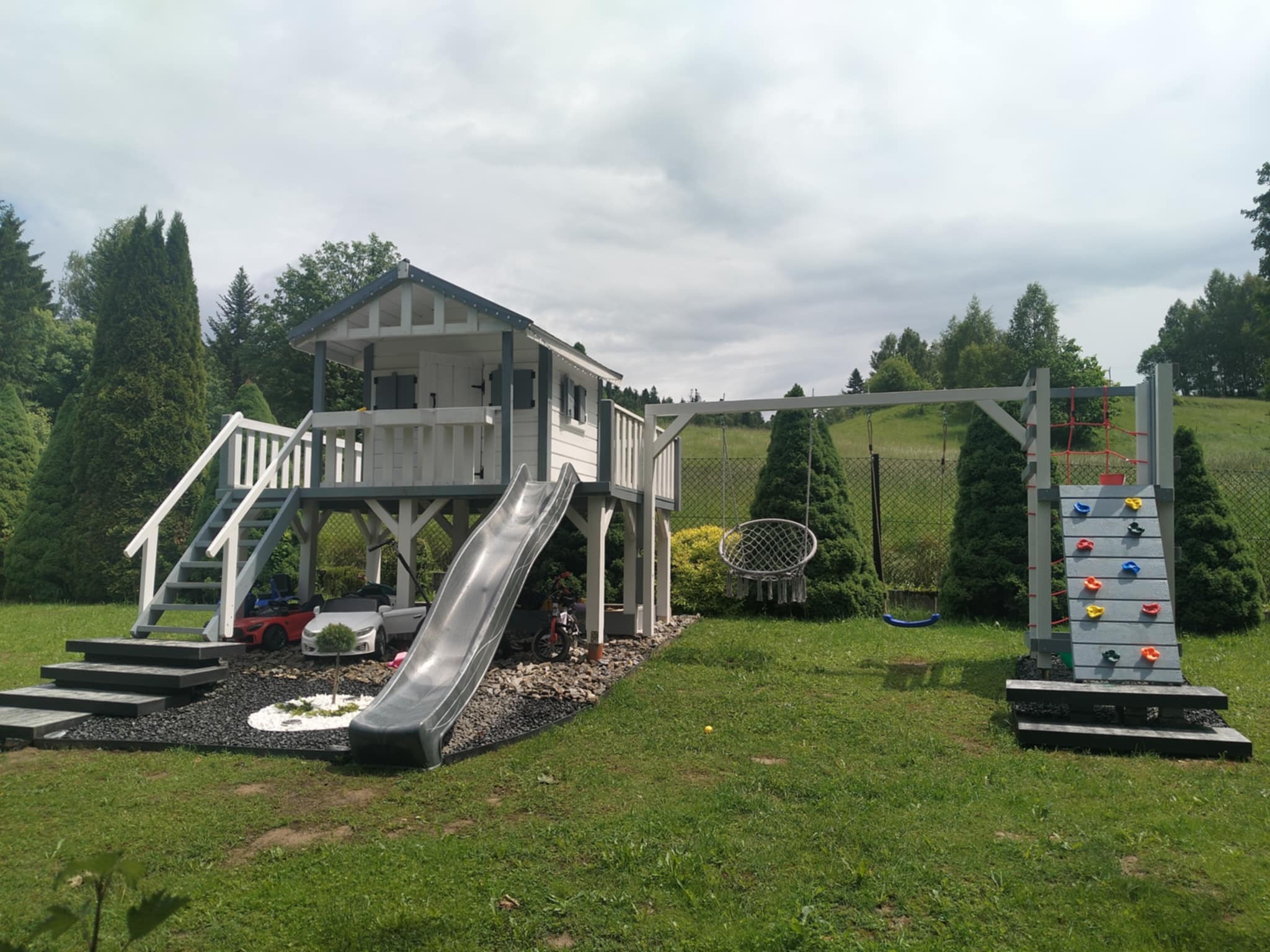 domek i plac zabaw